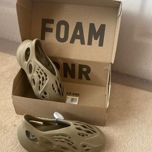 Yeezy Foam Runner Authentic Stone Sage
